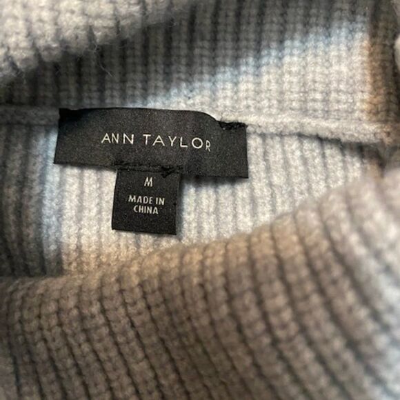 Ann Taylor Gray rib Knit turtleneck sweater vest, size M - Picture 4 of 4
